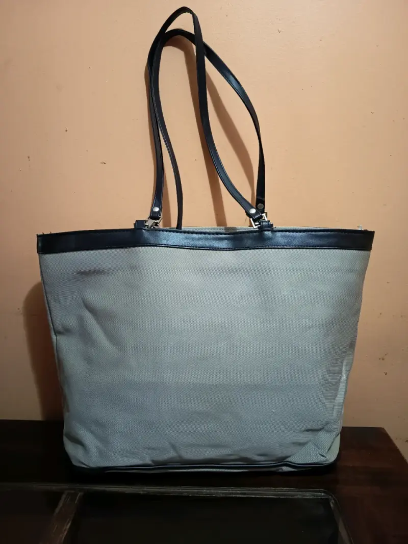 Bolso tote grande gris con asas negras - 2