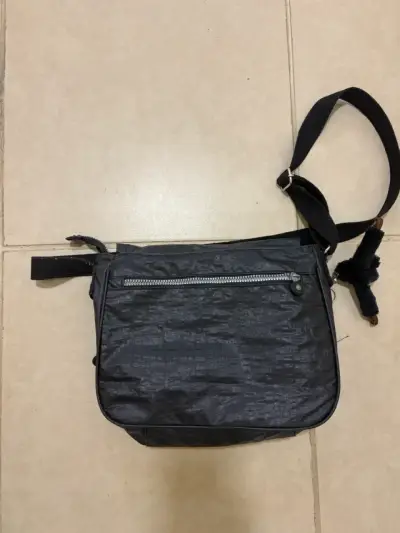 Bandolera negra con cierre - miniatura 2