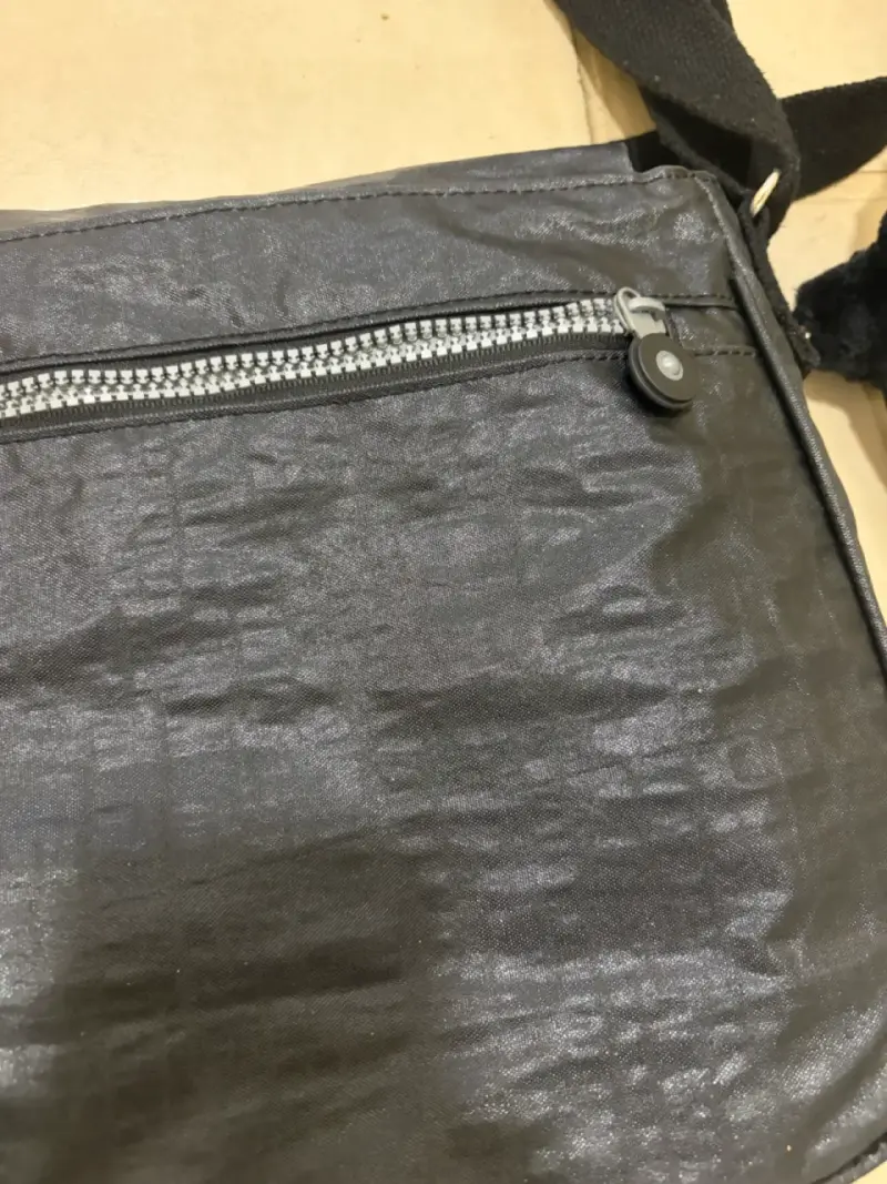 Bandolera negra con cierre - 3