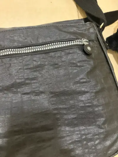 Bandolera negra con cierre - miniatura 3