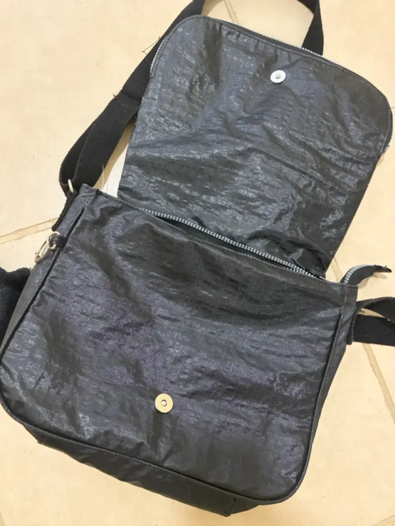 Bandolera negra con cierre - 4
