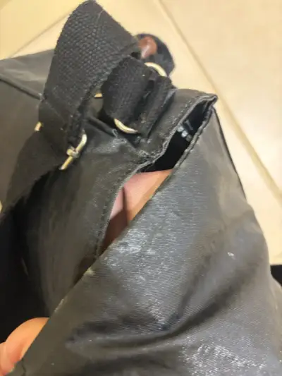 Bandolera negra con cierre - miniatura 5