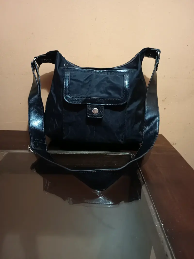 Bolso bandolera negro con bolsillo frontal - 1