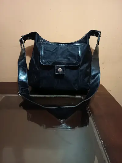 Bolso bandolera negro con bolsillo frontal - miniatura 1