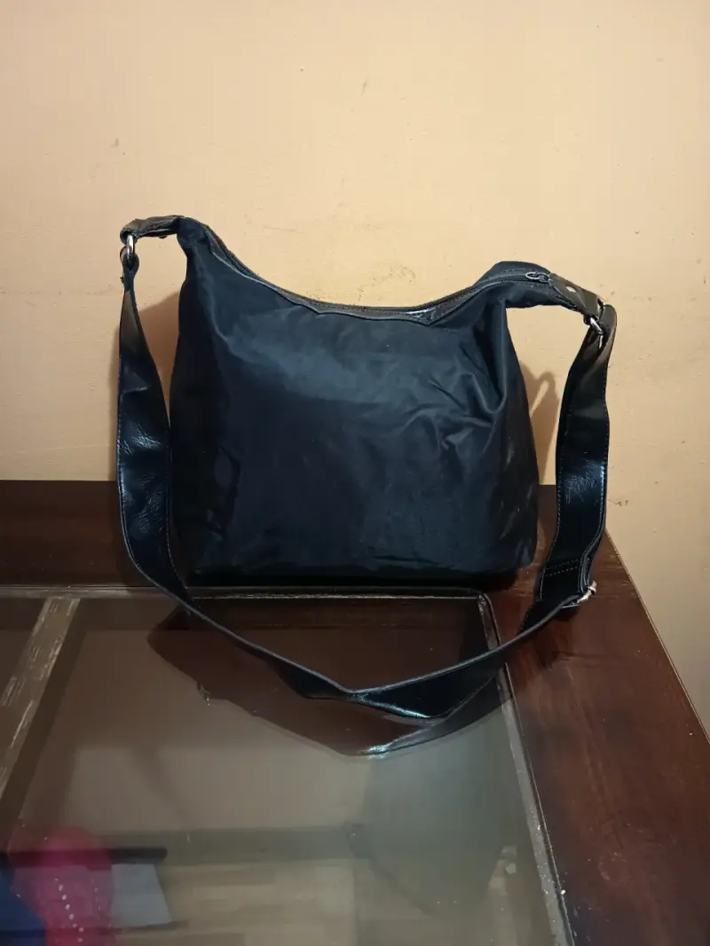 Bolso bandolera negro con bolsillo frontal - 2