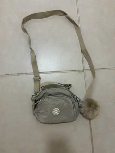 Bandolera  beige con pompón - miniatura 1