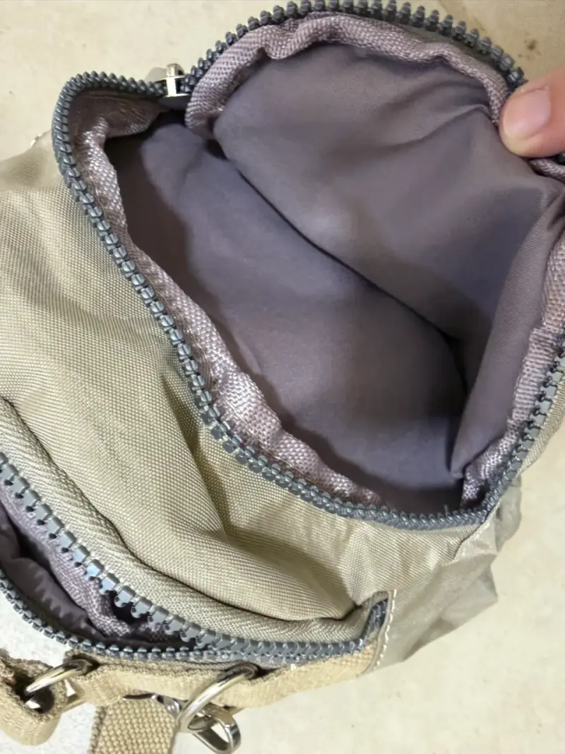 Bandolera beige con pompón - 4