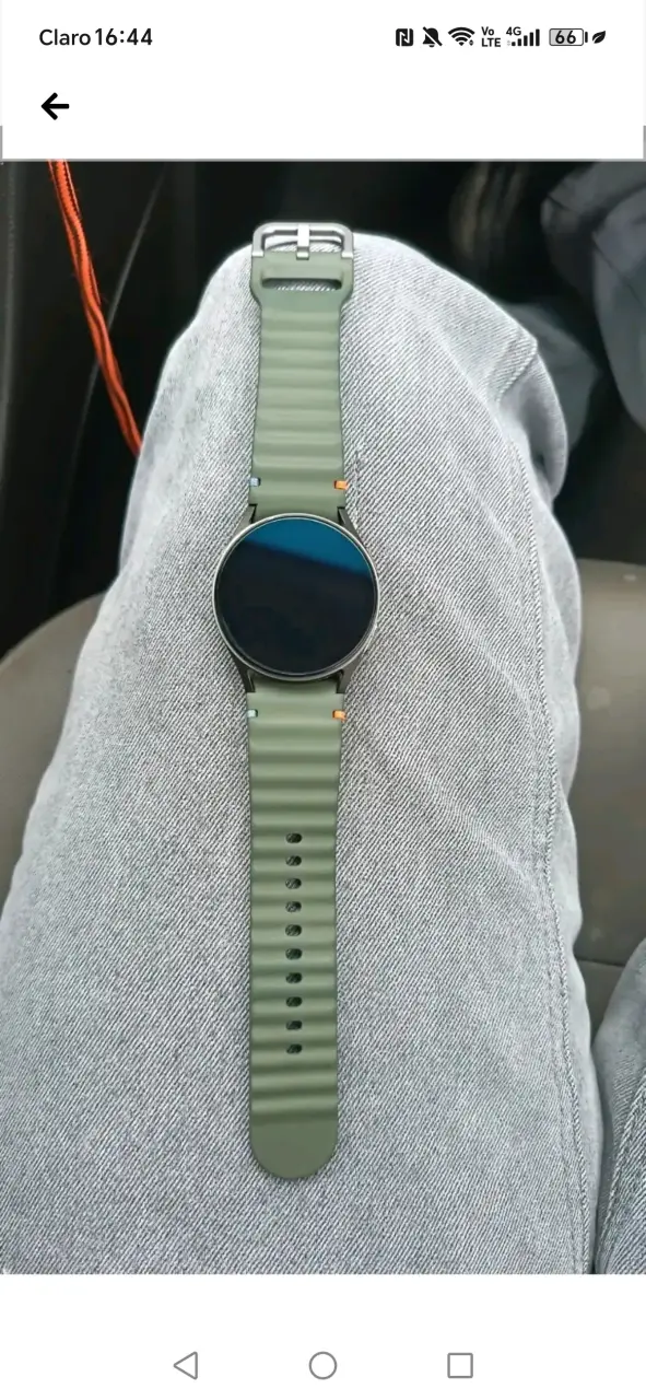 Smartwatch verde con correa ajustable - 1