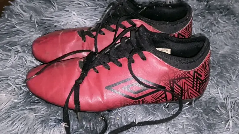 Zapatos de fútbol Umbro rojos con toperoles - 1
