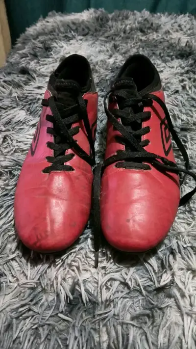 Zapatos de fútbol Umbro rojos con toperoles - miniatura 2