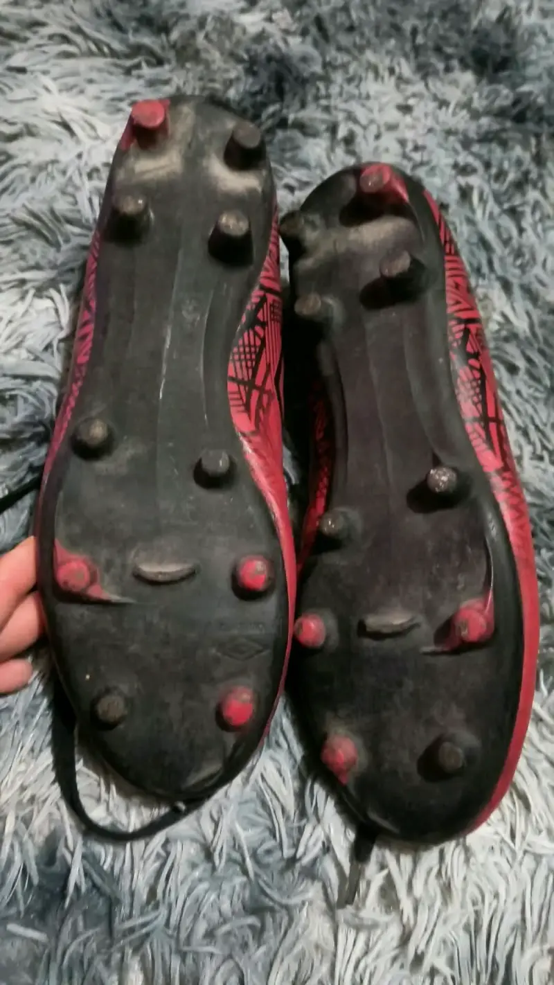Zapatos de fútbol Umbro rojos con toperoles - 3