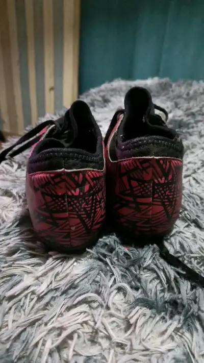 Zapatos de fútbol Umbro rojos con toperoles - miniatura 4