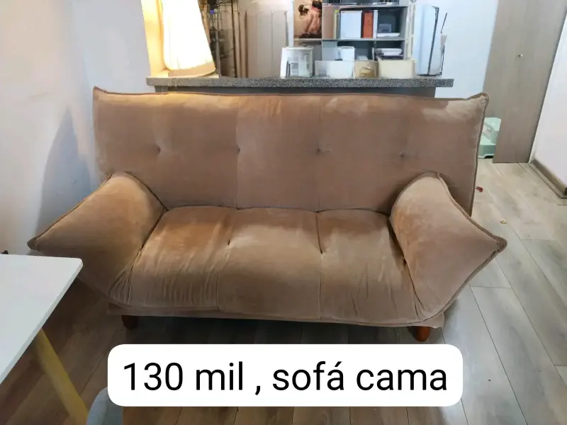 Sofá cama beige en buen estado