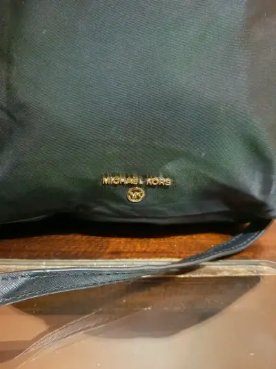 Cartera Michael Kors con detalle segunda foto - miniatura 5