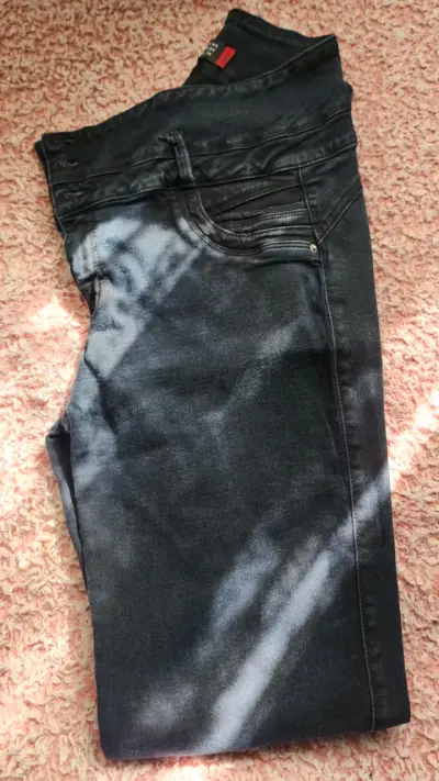 Jeans de mezclilla para mujer en varios colores - miniatura 3