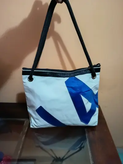 Bolso de vela reciclada Ella Vickers azul y blanco - miniatura 1