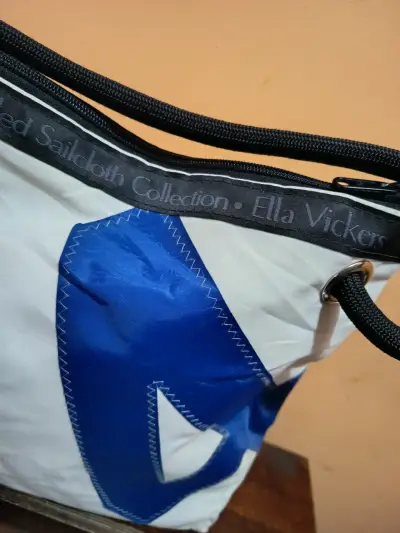 Bolso de vela reciclada Ella Vickers azul y blanco - miniatura 2