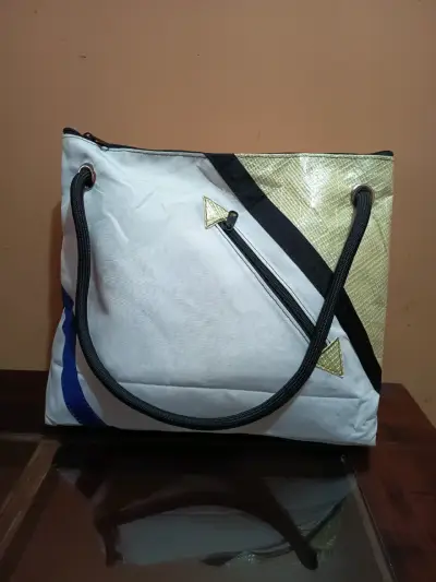 Bolso de vela reciclada Ella Vickers azul y blanco - miniatura 3