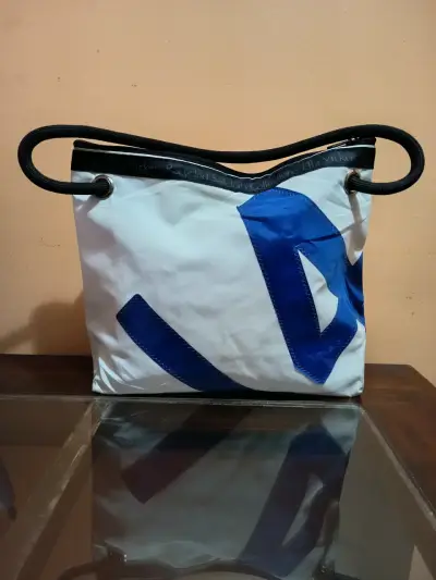 Bolso de vela reciclada Ella Vickers azul y blanco - miniatura 4