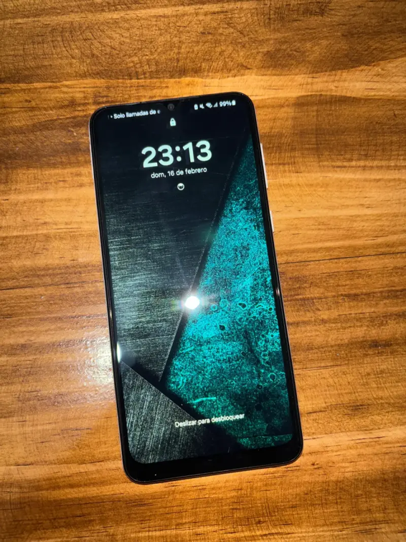 Samsung Galaxy A04 con cargador original