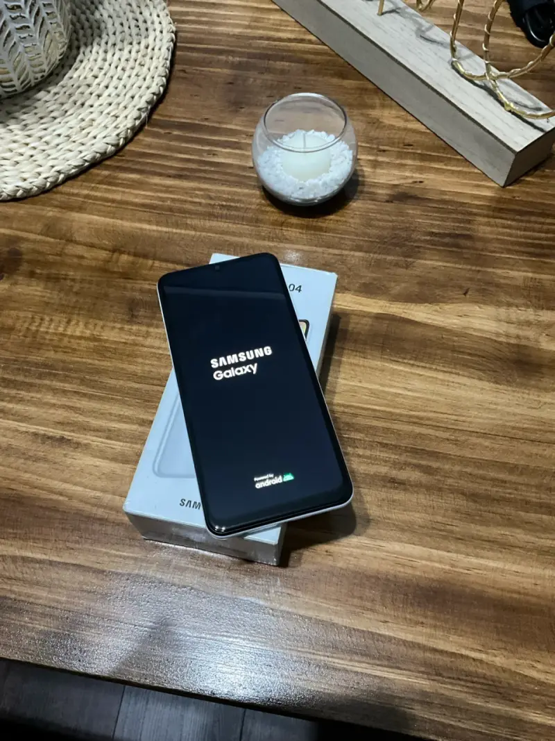 Samsung Galaxy A04 con cargador original - 3