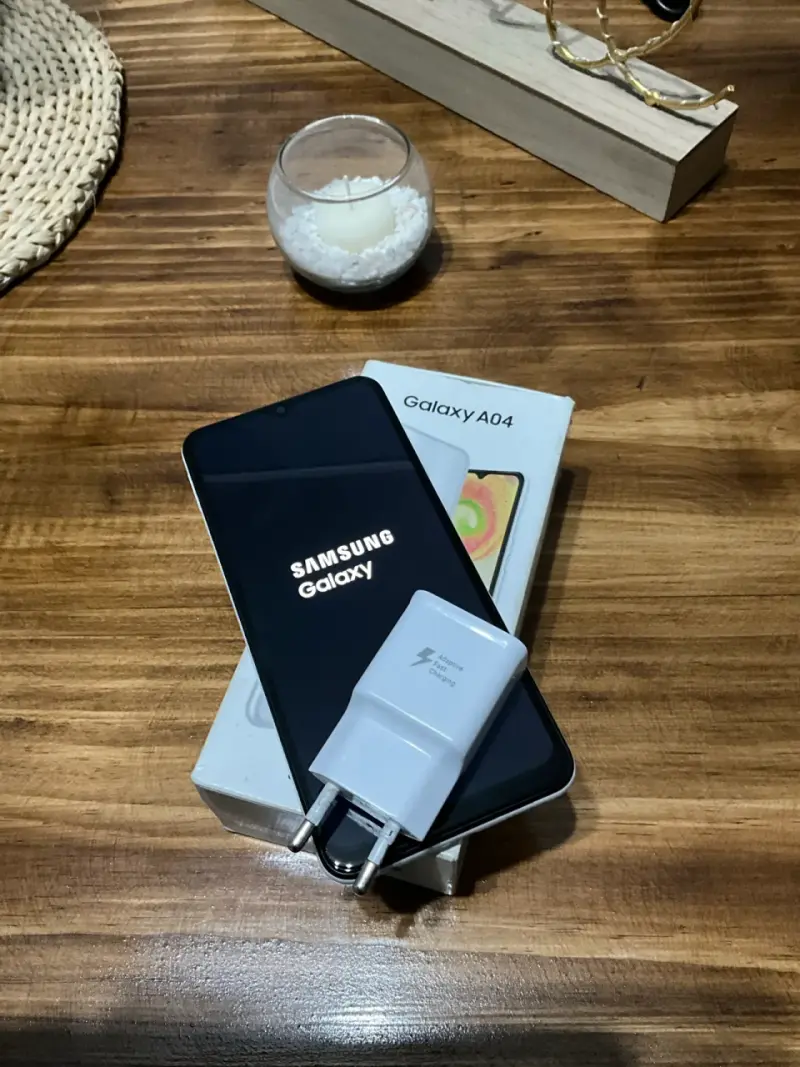 Samsung Galaxy A04 con cargador original - 4