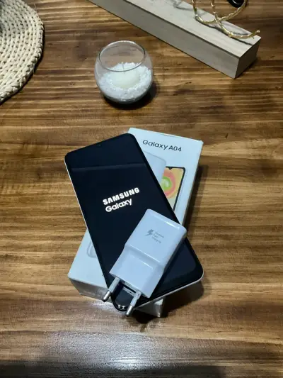 Samsung Galaxy A04 con cargador original - miniatura 4