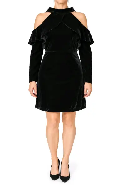 Vestido negro de terciopelo con hombros descubiertos - miniatura 1