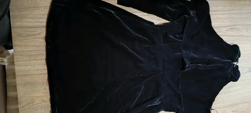 Vestido negro de terciopelo con hombros descubiertos - 2