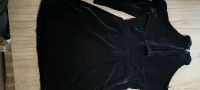 Vestido negro de terciopelo con hombros descubiertos - miniatura 2