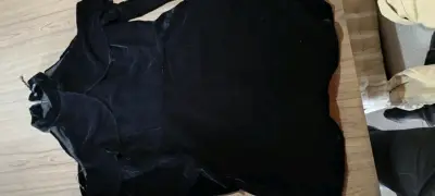 Vestido negro de terciopelo con hombros descubiertos - miniatura 3
