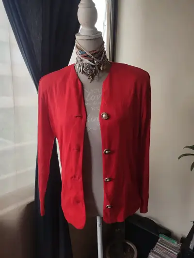Chaqueta roja vintage con botones decorativos - miniatura 1