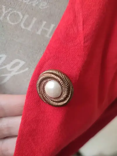 Chaqueta roja vintage con botones decorativos - miniatura 2
