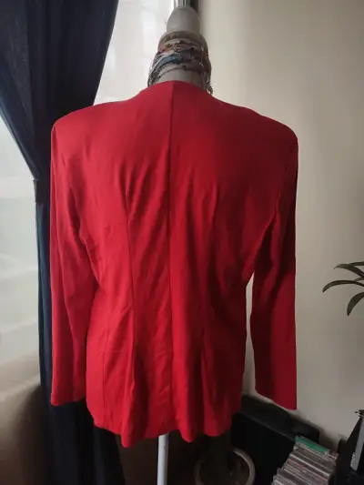 Chaqueta roja vintage con botones decorativos - miniatura 4