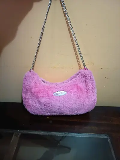Bolso de peluche rosa con cadena - miniatura 1