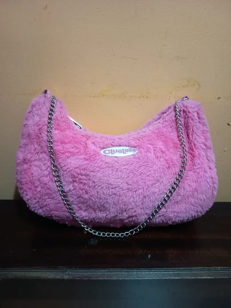 Bolso de peluche rosa con cadena - 2