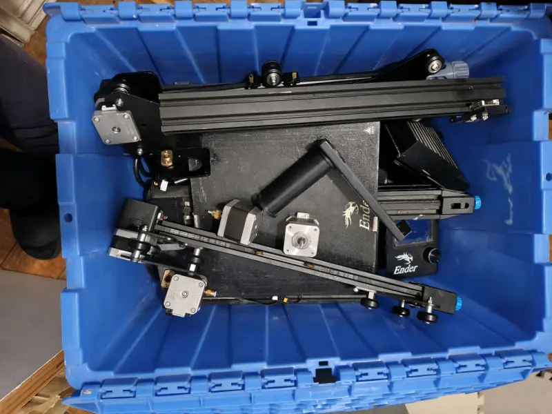 Impresora 3D Ender desmontada en caja