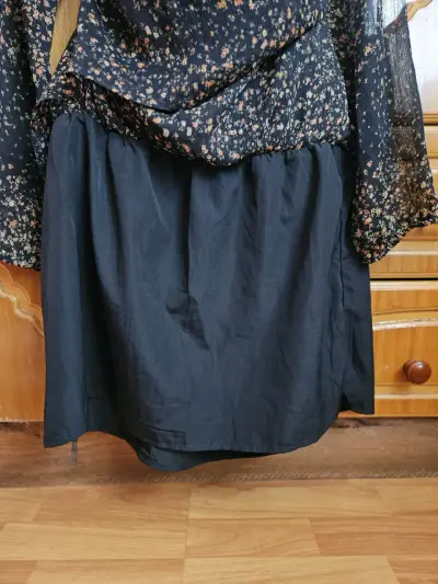 Vestido corto floral con mangas largas - miniatura 3