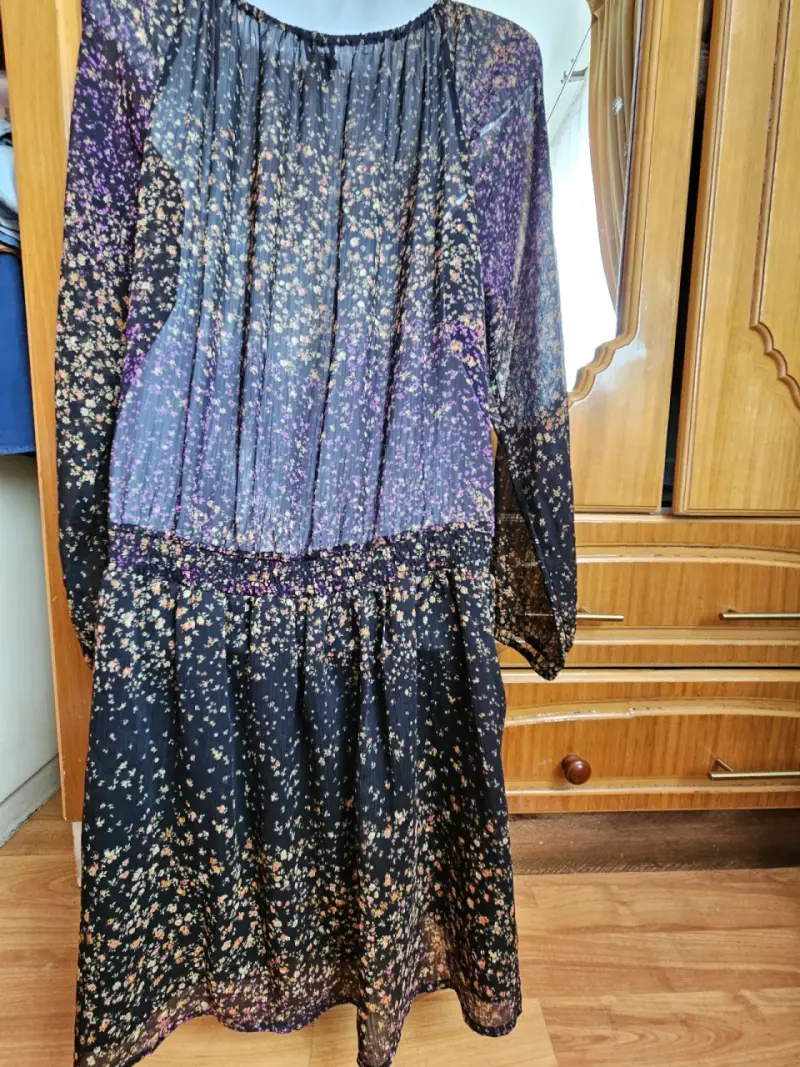 Vestido corto floral con mangas largas - 4