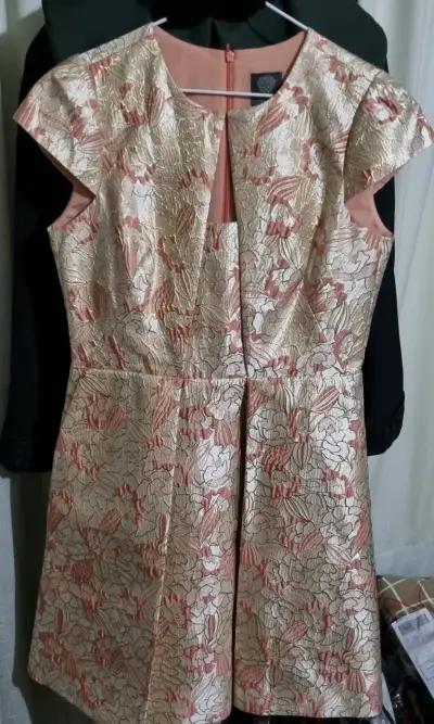Vestido corto floral en tonos dorados y rosados - miniatura 1