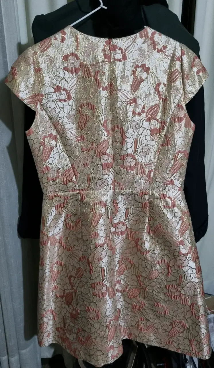 Vestido corto floral en tonos dorados y rosados - 2