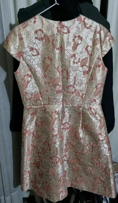 Vestido corto floral en tonos dorados y rosados - miniatura 2