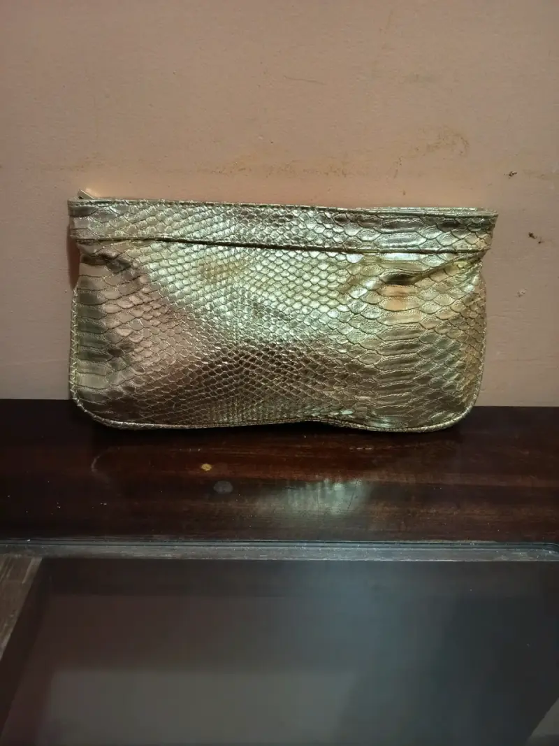 Cartera de mano dorada Guess textura de serpien