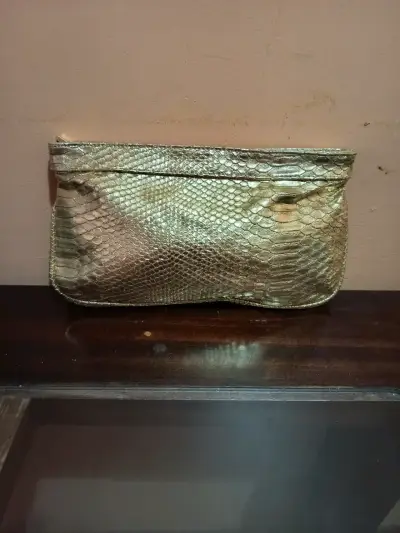 Cartera de mano dorada Guess  textura de serpien - miniatura 1