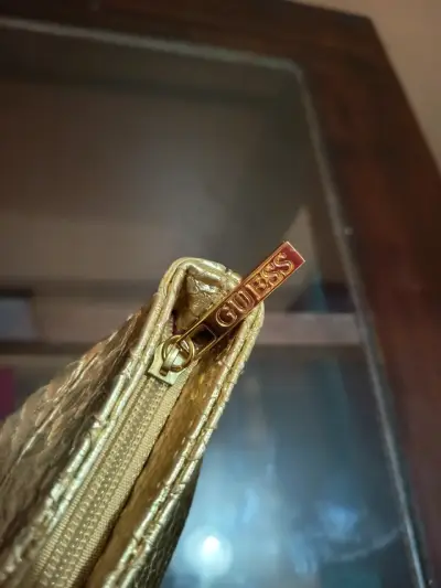 Cartera de mano dorada Guess  textura de serpien - miniatura 2