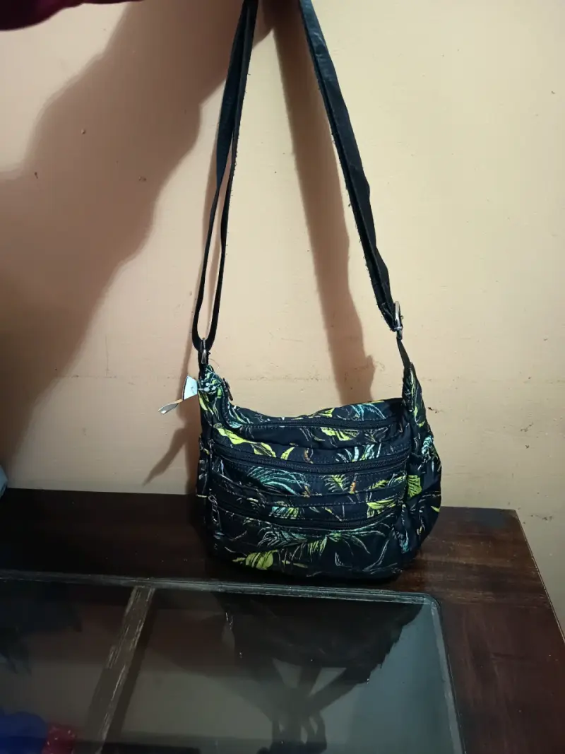 Bolso marca NoTag bandolera estampado tropical - 1