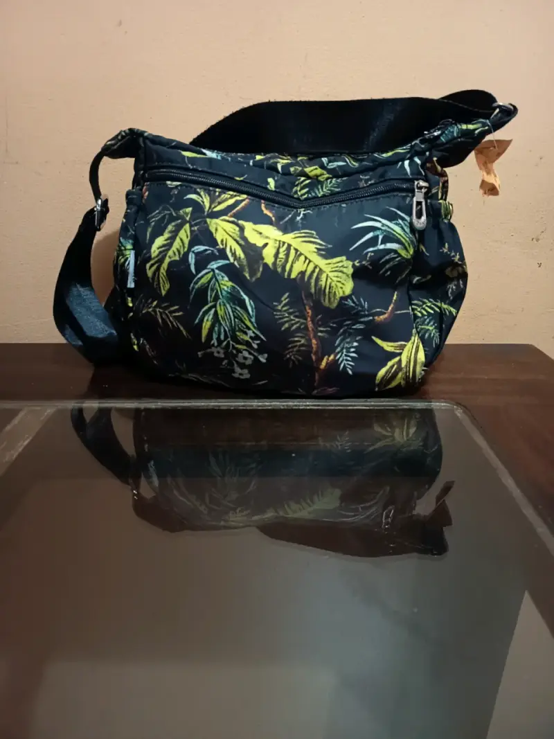 Bolso marca NoTag bandolera estampado tropical - 4