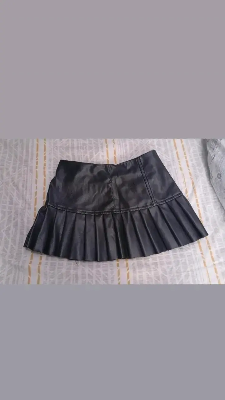 Mini falda negra de cuerina con hebillas - 2