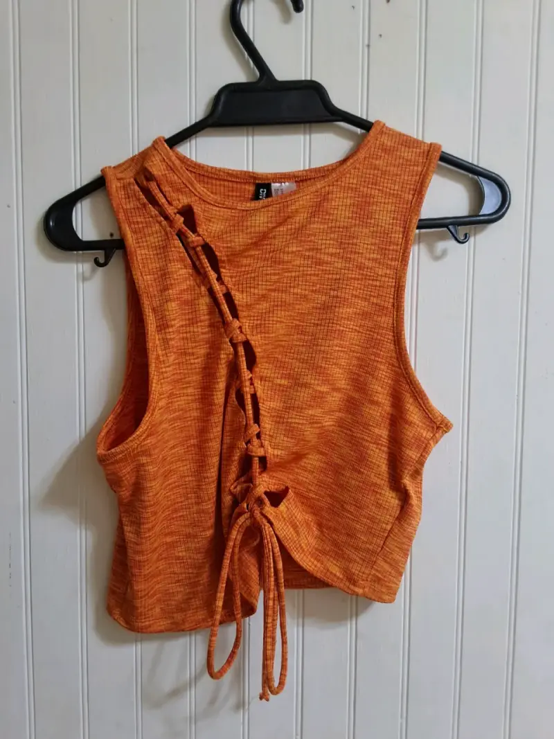 Top sin mangas naranja con diseño trenzado