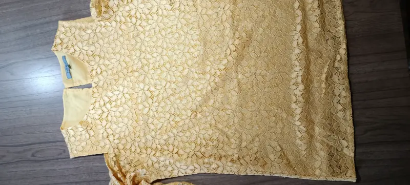 Blusa amarilla con hombros descubiertos - 3